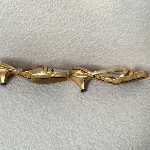 Ganni bright gold leather sandals with side fluting - Picture 4 of 4